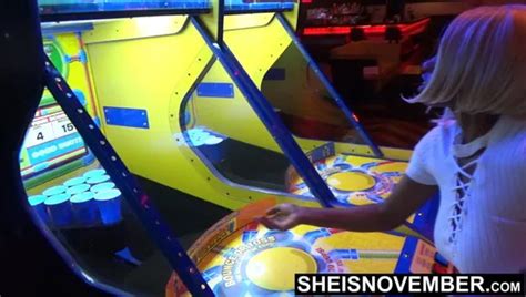 Einsame Fitte Milf Tritt Aus Dem Haus F R Intensiven Creampie Sex Xhamster