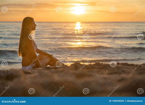 Foto Al Aire Libre De La Moda De La Muchacha Hermosa Atractiva Con El Pelo Rubio En El Bikini