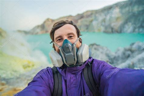 Joven Turista Hace Un Selfie De Pie En El Borde Del Cr Ter Del Volc N