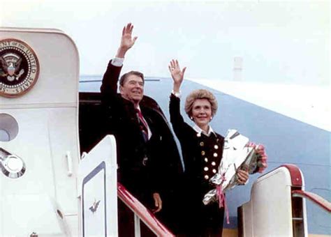 Ronald And Nancy Reagan At Plane Global Postcard Sales