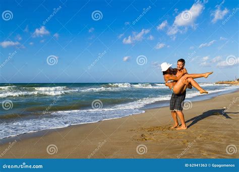 Pares Jovenes Atractivos En Bikini Y Pantalones Cortos En Imagen De Archivo Imagen De Arena
