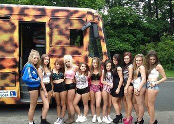 Aufgetakelte Teeny Nutten Im Rudel ZB Porn