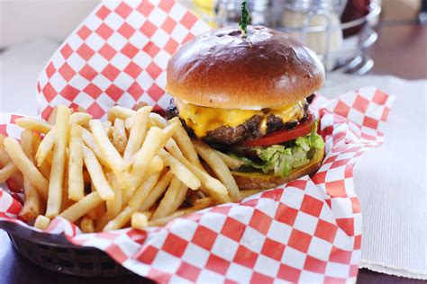 This Restaurant Serves The Best Burger In Illinois Iheart