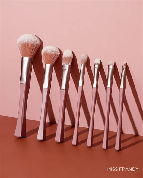 Coleção Nude Pinceis perfeitos para cada etapa de maquiagem Produtos de maquiagem Coisas de