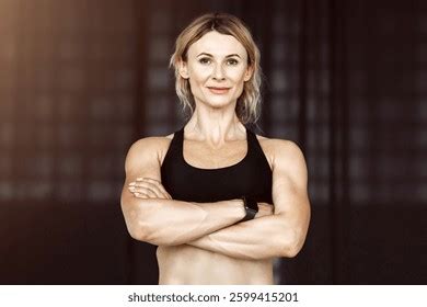 Mature forte poitrine résultats 3 1 mille dimages libres de droits de photos de stock et d