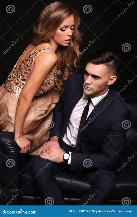Liebesgeschichte Schönes Paar Wunderschöne Blonde Frau Und Gut Aussehender Mann Stockbild