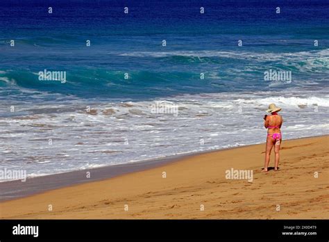 Frau In Bikini Und Sonnenhut Mit Handy Am Strand El Cotillo Fuerteventura Vom Februar