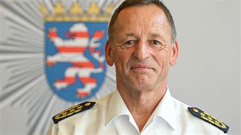 Hessen Frankfurts neuer Polizeipräsident eingeführt n tv de