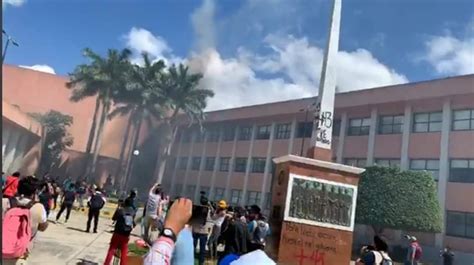 Normalistas De Ayotzinapa Vandalizan El Congreso De Guerrero En