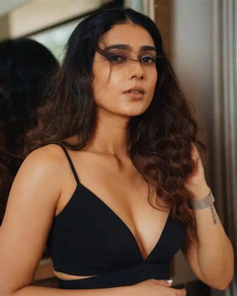 Hot Hindi Films Actress Aakanksha Singh Big Boobs Pics