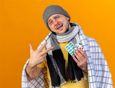 Insatisfait Jeune Homme Slave Malade Blonde Portant Un Chapeau D hiver Et Une écharpe Photo