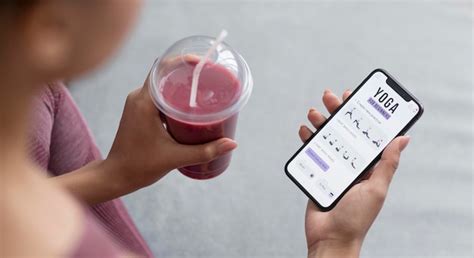 M Os Femininas Segurando Um Suco De Fruta E Um Smartphone