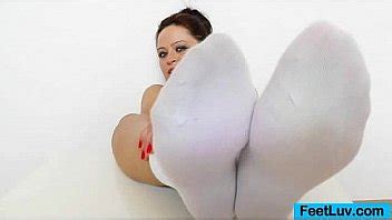 Brunette Female Shows Off Her Charming Bare Feet XNXX