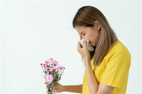 Pollen Allergien, asiatisch jung Frau Niesen im ein Taschentuch oder