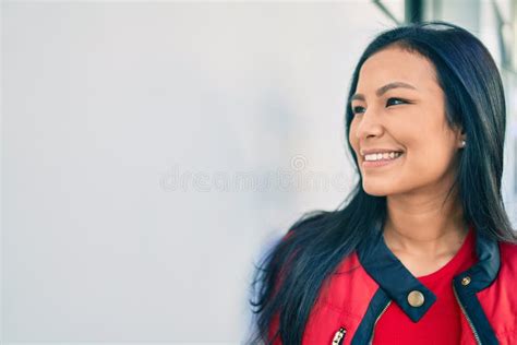 Jovem Latina Sorrindo Feliz Inclinada Na Parede Da Cidade Imagem De Stock Imagem De Adulto