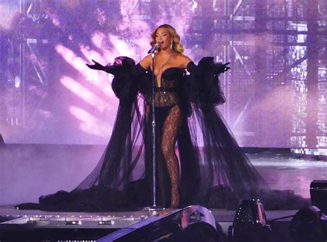 Sami Outalbali que devient le beau gosse français de Sex Education Public