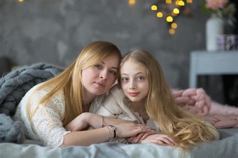 Une Maman Blonde Et Sa Fille Adolescente Se Font Un C Lin Sur Le Lit Photo Gratuite