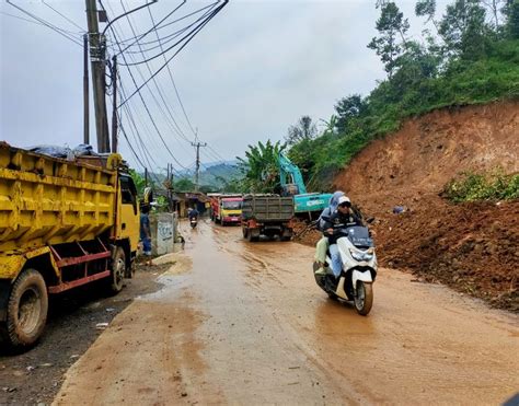 Ceceran Tanah Galian Di Desa Purasari Bikin Jalan Licin Dan Bahayakan