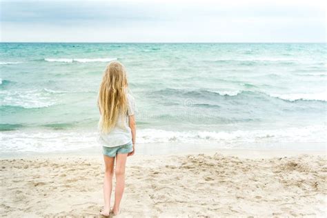 Jeune Fille Blonde Se Tenant Sur La Plage Photo Stock Image Du Heureux Cheveu