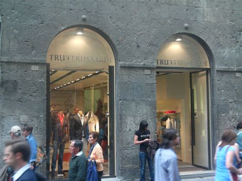 Il troppo reshoring apre opportunità: Trussardi spiega le sue scelte in ...
