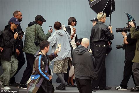 Naomi Campbell Surpreende Em Um Conjunto De Tweed Nude Enquanto Participa Do Desfile Da