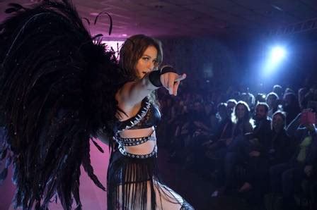 Luana Piovani Vira Angel Em Desfile De Lingerie