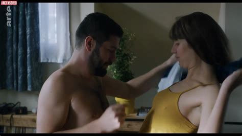 Naked Manon Kneusé in Fluid