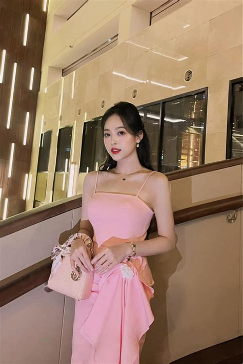 Nhan sắc xinh đẹp của hot girl sinh năm 2002 gây sốt tại lễ tốt nghiệp Báo Dân trí