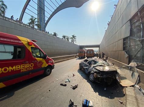 Carro Cai De Viaduto E Motorista Fica Preso Nas Ferragens Em Goi Nia