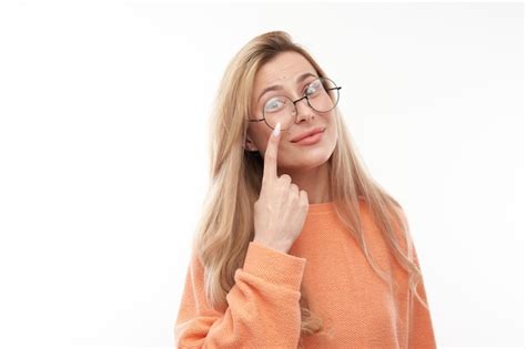 Portrait D Une Jeune Femme Blonde Pointe Du Doigt Des Lunettes Sur Son Visage Isol Es Sur Fond
