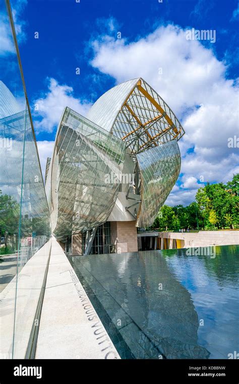 Foundation Louis Vuitton In Paris Stock Photo Alamy