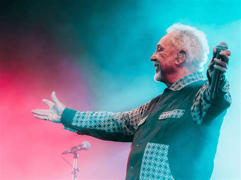 Tom Jones Live Review 83 Year Old Stuns At Cardiff Castle