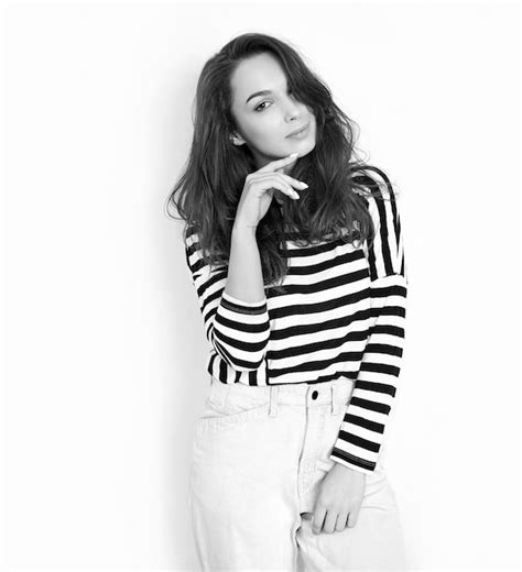 Retrato Do Modelo De Menina Jovem Morena Linda Maquiagem Nude Em Roupas De Ver O Hipster