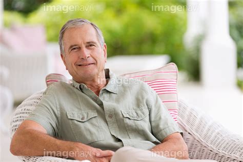 【年配の男性 中高年 60代 白髪 リラックス セカンドライフ 昼】の画像素材19405767 写真素材ならイメージナビ