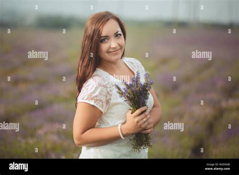 Belle Brunette Pulpeuse Dame Nubile Femme Avec Des Yeux D Un Bleu Profond Qui Posent Sur Domaine