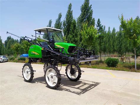 700L Self Propelled Boom Sprayer Farm Chemical Spraying Machine