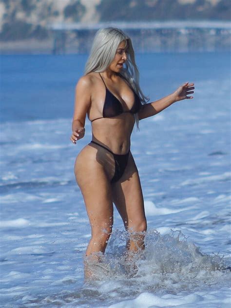 Tras Las Cr Ticas Kim Kardashian Reapareci En La Playa Con Un Diminuto Bikini Infobae