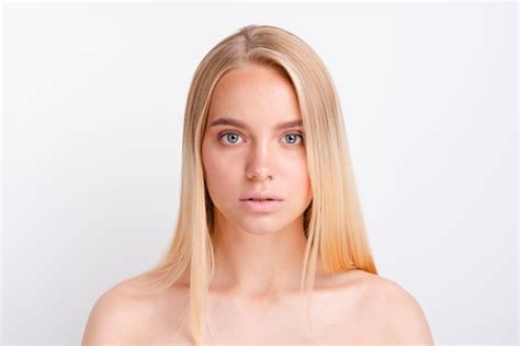Portrait de jeune femme blonde à la peau claire Photo Premium