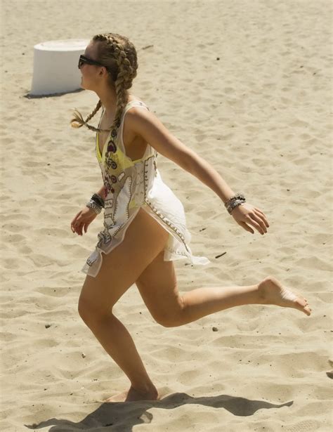 Tallia storm superbe dans un minuscule bikini jaune à la plage Photos Porno Photos XXX Images