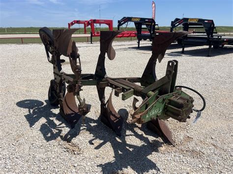 John Deere 835