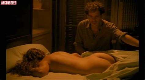 Naked Ariane Ascaride in À la place du coeur