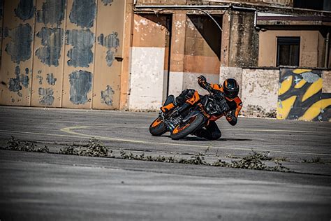 2024 KTM 990 Duke Is The New Definition Of Naked Bikes Autoevolution