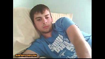 Novio cachondo pajeándose en la cama XVIDEOS