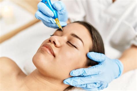 Jovem Latina Relaxada Tratamento De Sobrancelhas Microblading No Centro De Beleza Foto Gr Tis