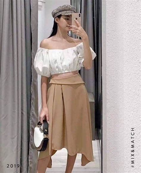 Đẹp quá Sét được phối rất cá tính ạ áo bệt vai croptop kêt hợp với chiếc váy nude xoè nhẹ