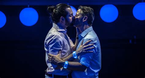 Casal gay faz vídeo emocionante do chá de revelação do º filho Independente do sexo amaremos