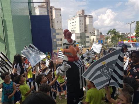 Galo Doido visita escolas na semana das crianças - Clube Atlético Mineiro