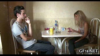 Este chico le pide que le enseñe XVIDEOS