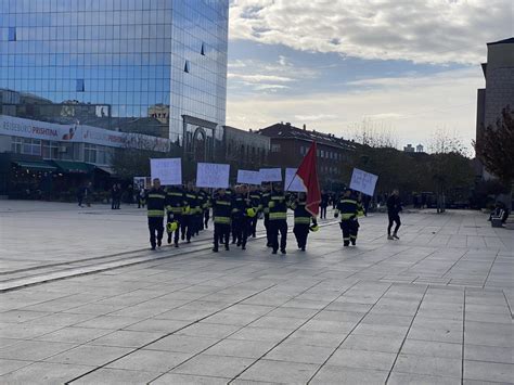 Zjarrfikësit protestojnë para qeverisë ankohen për mospërmbushjen e