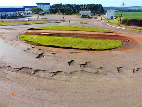 FOTOS Carreiro é aberto em rotatória para desviar buracos em rodovia